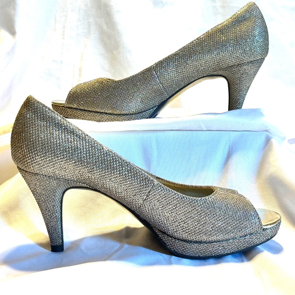 (6) BANDOLINO Open Toe Platform 3" Gold Tone Sparkly Heels